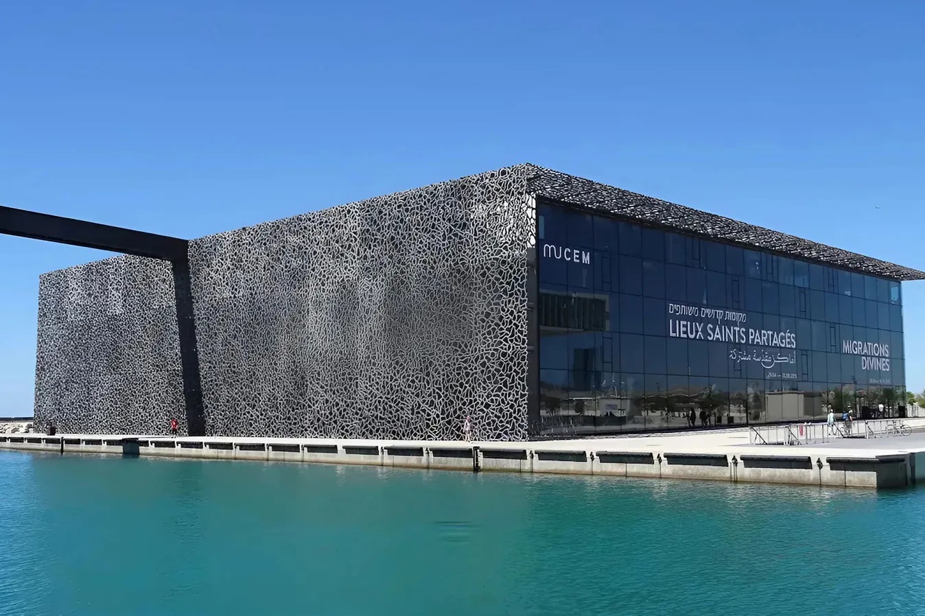 Музей у французькому Марселі почав проводити екскурсії для нудистів