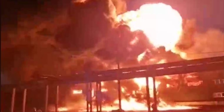 У Тульській області горить завод, на якому клепають корпуси для шахедів (ВІДЕО)