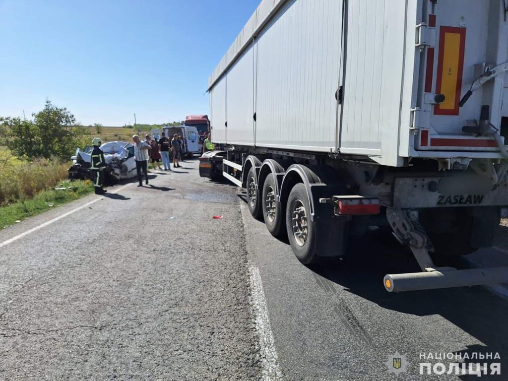 Подробиці сьогоднішньої ДТП на трасі Миколаїв-Одеса – одна людина загинула, двоє травмовані, зокрема дитина (ФОТО) 2