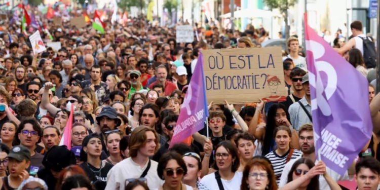 У Франції спалахнули акції протесту після призначення Макроном прем’єр-міністра (ФОТО)