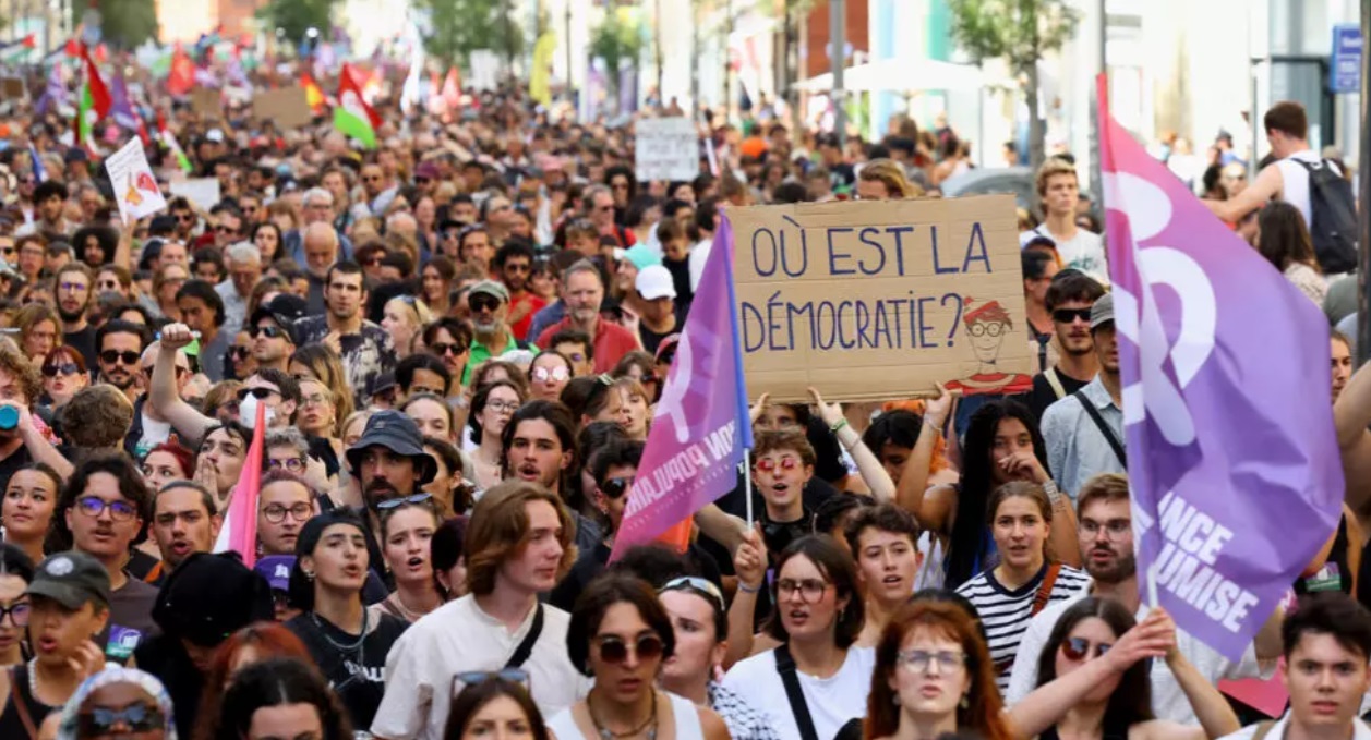 У Франції спалахнули акції протесту після призначення Макроном прем’єр-міністра (ФОТО)