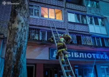 У Миколаєві шестирічна дитина випала з балкону квартири на 7-му поверсі – за її життя борються лікарі