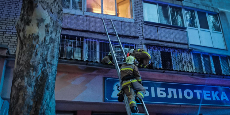 У Миколаєві шестирічна дитина випала з балкону квартири на 7-му поверсі – за її життя борються лікарі