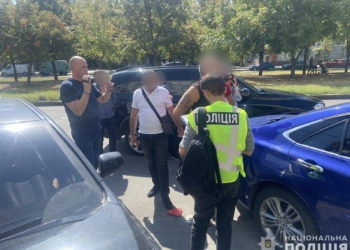 У Миколаєві затримали чоловіка, який за $12 тис. обіцяв ухилянту документи для безперешкодного виїзду за кордон (ФОТО)