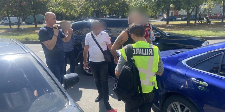 У Миколаєві затримали чоловіка, який за $12 тис. обіцяв ухилянту документи для безперешкодного виїзду за кордон (ФОТО)