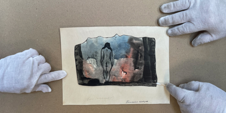 У двох музеях Миколаєва оцифровують графічні твори відомих українських митців (ФОТО)