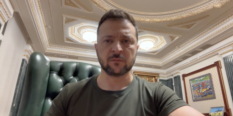 “Робимо все, щоб війна відчувалася там, звідки її принесли в Україну”, – Зеленський після доповіді Сирського (ВІДЕО)