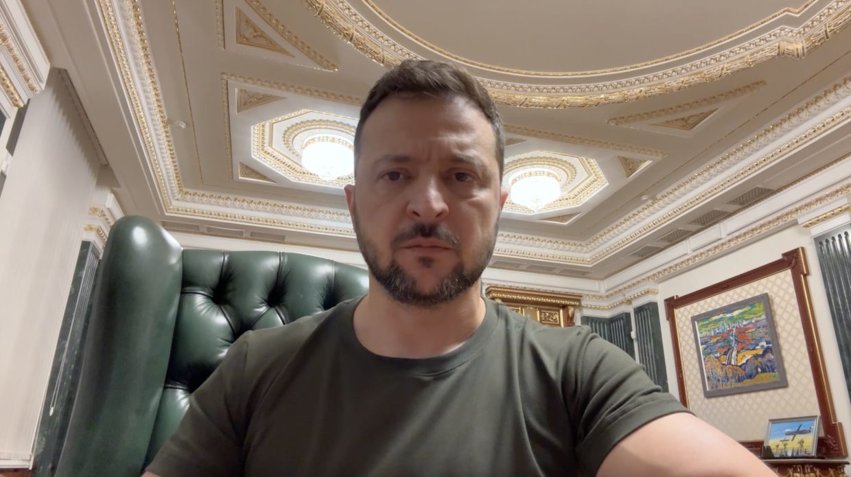 “Робимо все, щоб війна відчувалася там, звідки її принесли в Україну”, – Зеленський після доповіді Сирського (ВІДЕО)