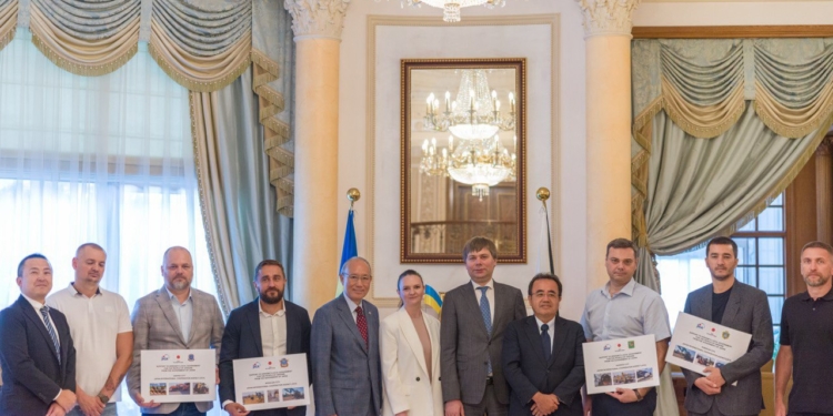 Уряд Японії передав майже 100 одиниць важкої техніки та обладнання чотирьом містам України, зокрема і Миколаєву