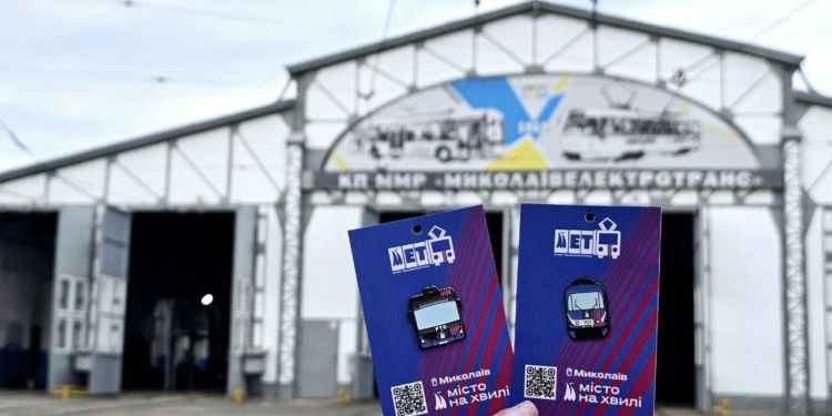 «Миколаївелектротранс» підготував до Дня міста значки з зображенням миколаївських тролейбуса та трамвая – як отримати