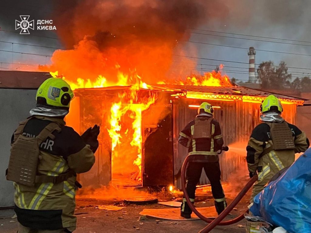 Рятувальники  ліквідовують наслідки ранкової атаки на  Київ (ФОТО) 2