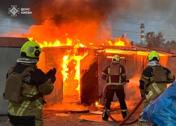 Рятувальники  ліквідовують наслідки ранкової атаки на  Київ (ФОТО)