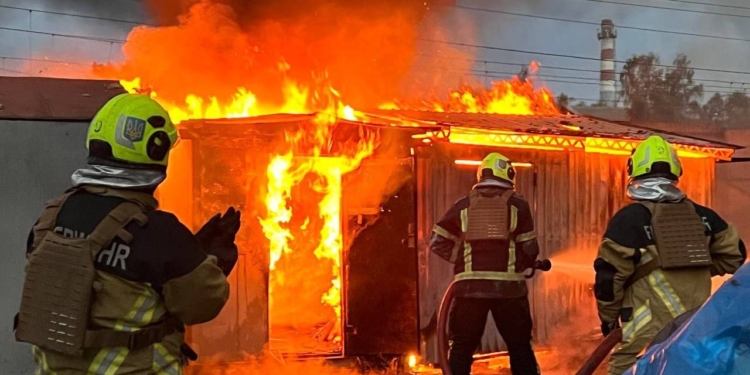 Рятувальники  ліквідовують наслідки ранкової атаки на  Київ (ФОТО)