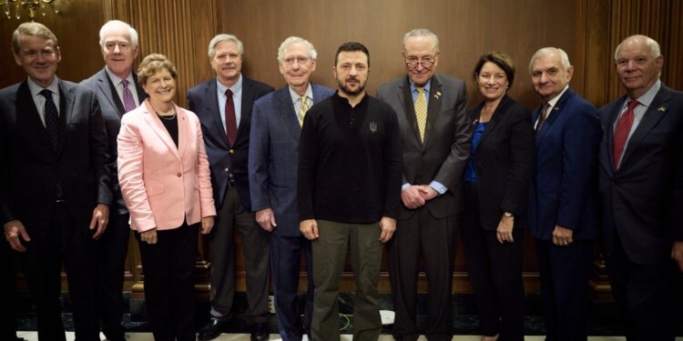 Зеленський зустрівся з двопартійною делегацією Сенату США (ФОТО)