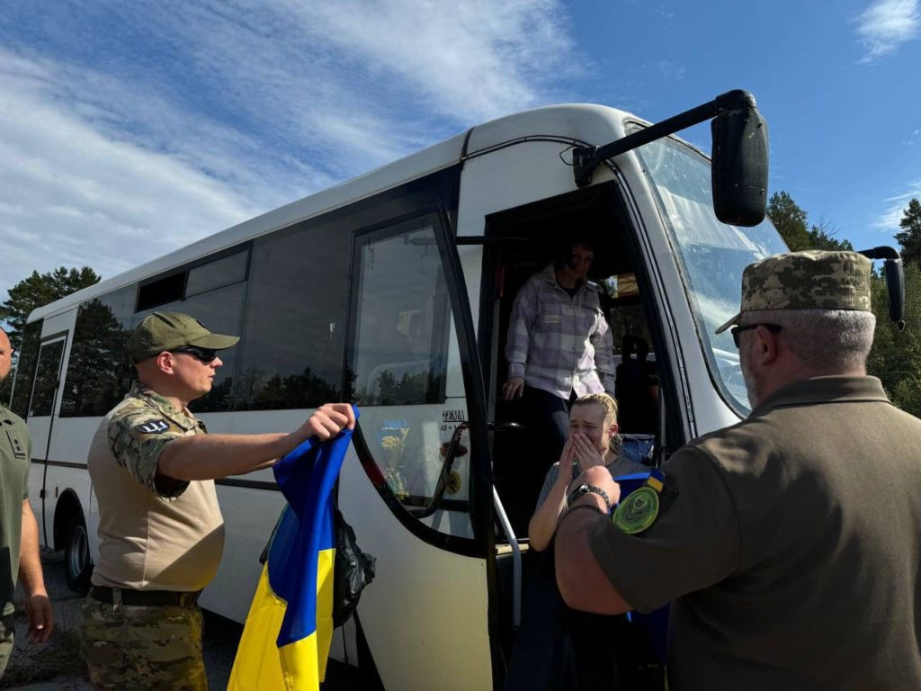 Україна виміняла ще 49 бранців - серед звільнених 23 жінки (ФОТО, ВІДЕО) 2