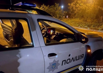 На Хмельниччині КОРД затримав п’яного чоловіка, який з автомата розстріляв два службових авто та поранив поліцейського і цивільного (ФОТО)