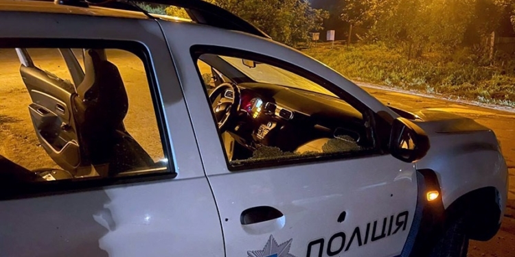 На Хмельниччині КОРД затримав п’яного чоловіка, який з автомата розстріляв два службових авто та поранив поліцейського і цивільного (ФОТО)