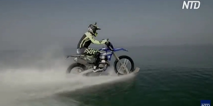 Морем на байку: грузинський мотоперегонник проїхав 33 км по воді (ВІДЕО)