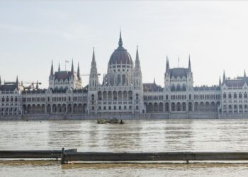 Будапешт йде під воду – вже підтопило парламент Угорщини (ФОТО, ВІДЕО)