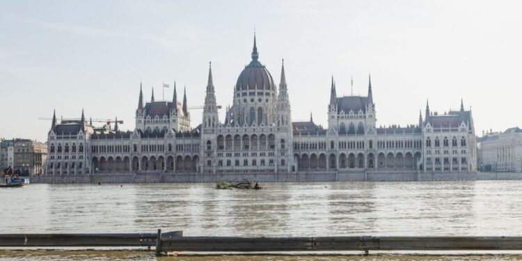 Будапешт йде під воду – вже підтопило парламент Угорщини (ФОТО, ВІДЕО)