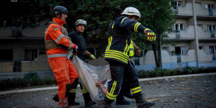 У Сумах завершили пошуково-рятувальну операцію в геріатричному пансіонаті, який росіяни атакували бомбою (ФОТО)
