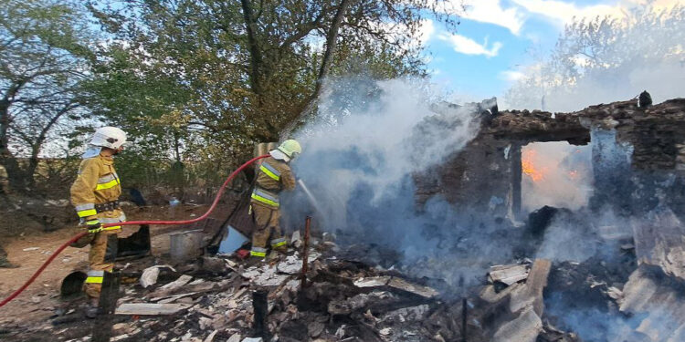 На Миколаївщині горіли будинки і комбайн