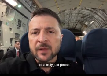 «Саме цієї осені вирішується, що буде далі в цій війні» – Зеленський звернувся до українців з літака (ВІДЕО)