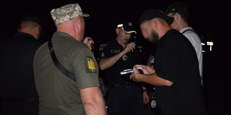 У Миколаєві правоохоронці провели нічне відпрацювання міста – 88 порушників комендантської години, зокрема один з наркотиками (ФОТО)