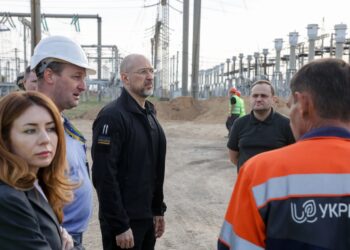 Шмигаль на Миколаївщині оглянув будівництво інженерного захисту на електропідстанціях, а в Миколаєві – когенераційні установки (ФОТО)