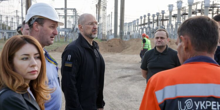 Шмигаль на Миколаївщині оглянув будівництво інженерного захисту на електропідстанціях, а в Миколаєві – когенераційні установки (ФОТО)