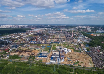 Таки влучно поцілили. Московський НПЗ працює у півсили після удару дронів, – Reuters
