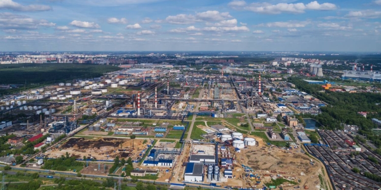 Таки влучно поцілили. Московський НПЗ працює у півсили після удару дронів, – Reuters