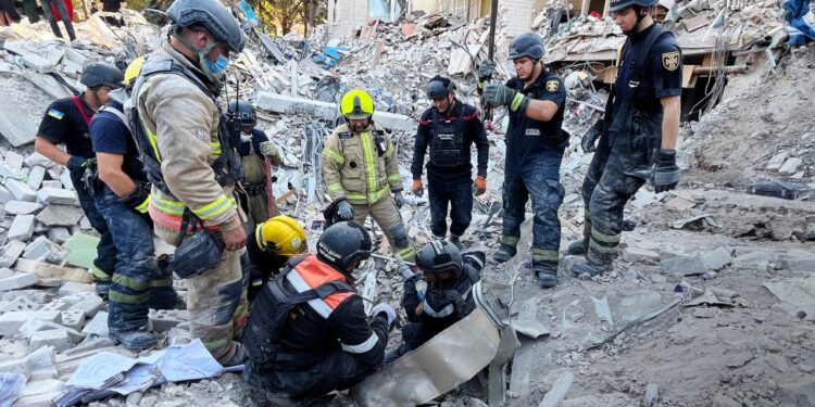 У Кривому Розі завершено роботи з ліквідації наслідків вчорашнього ракетного обстрілу – серед 4 загиблих троє поліцейських