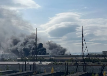 В Омську загорівся завод, на якому виробляють “Солнцепьоки” (ВІДЕО)