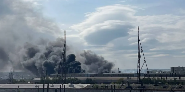 В Омську загорівся завод, на якому виробляють “Солнцепьоки” (ВІДЕО)