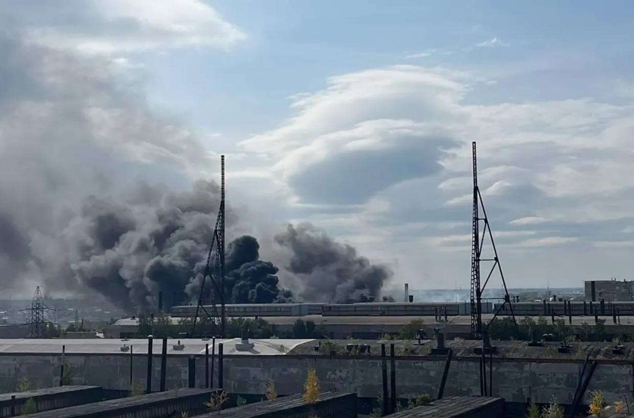 В Омську загорівся завод, на якому виробляють “Солнцепьоки” (ВІДЕО)