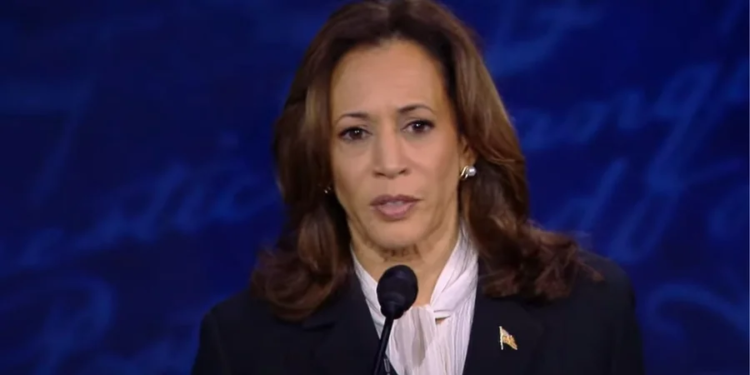 У Трампа звинуватили Гарріс у використанні на дебатах сережок-навушників. Що це було? (ФОТО)