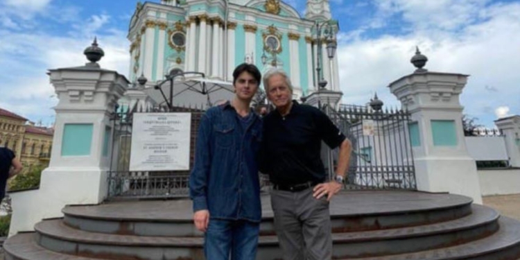 Майкл Дуглас сьогодні в Києві – прогулявся містом, поїв борщу у Клопотенка (ФОТО)