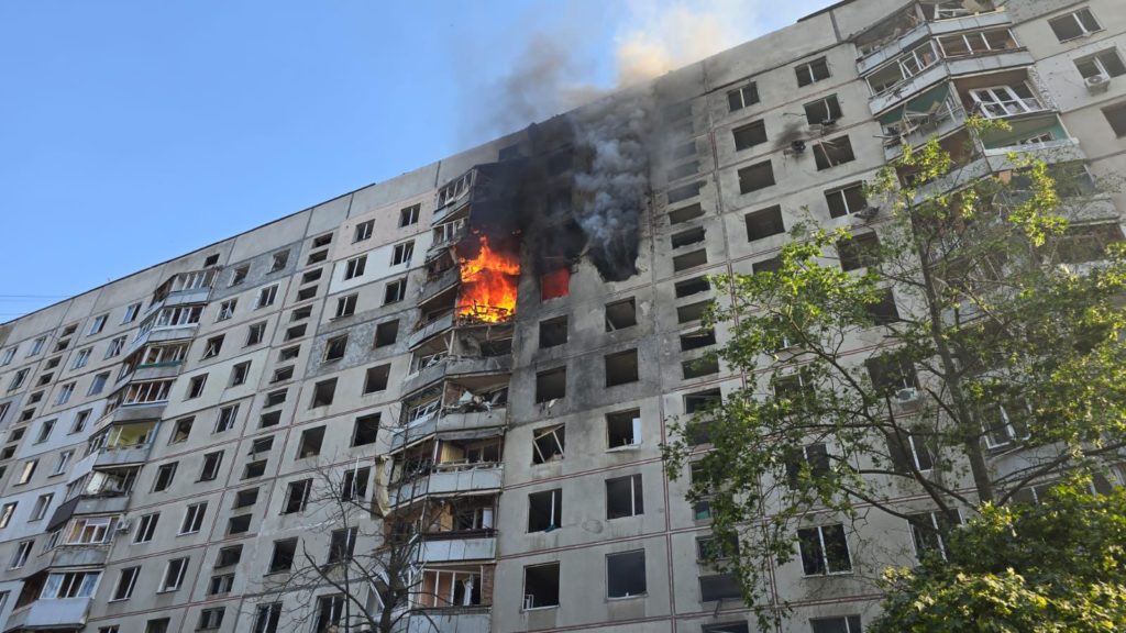 Окупанти скинули КАБи на багатоповерхівку в Харкові, багато поранених (ФОТО, ВІДЕО) 2