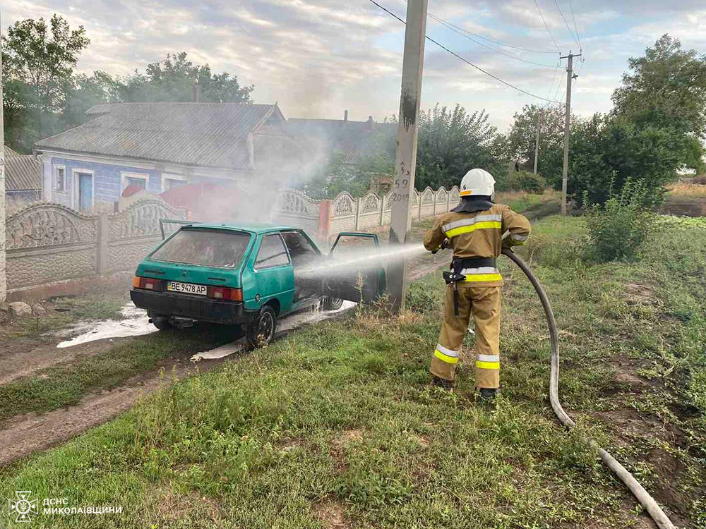 На Миколаївщині гасили склади, що горіли через падіння уламків, але не тільки (ФОТО) 6