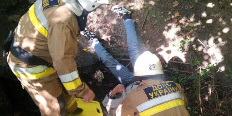 В Южноукраїнську чоловік впав з високої кручі. Тепер в лікарні (ФОТО)