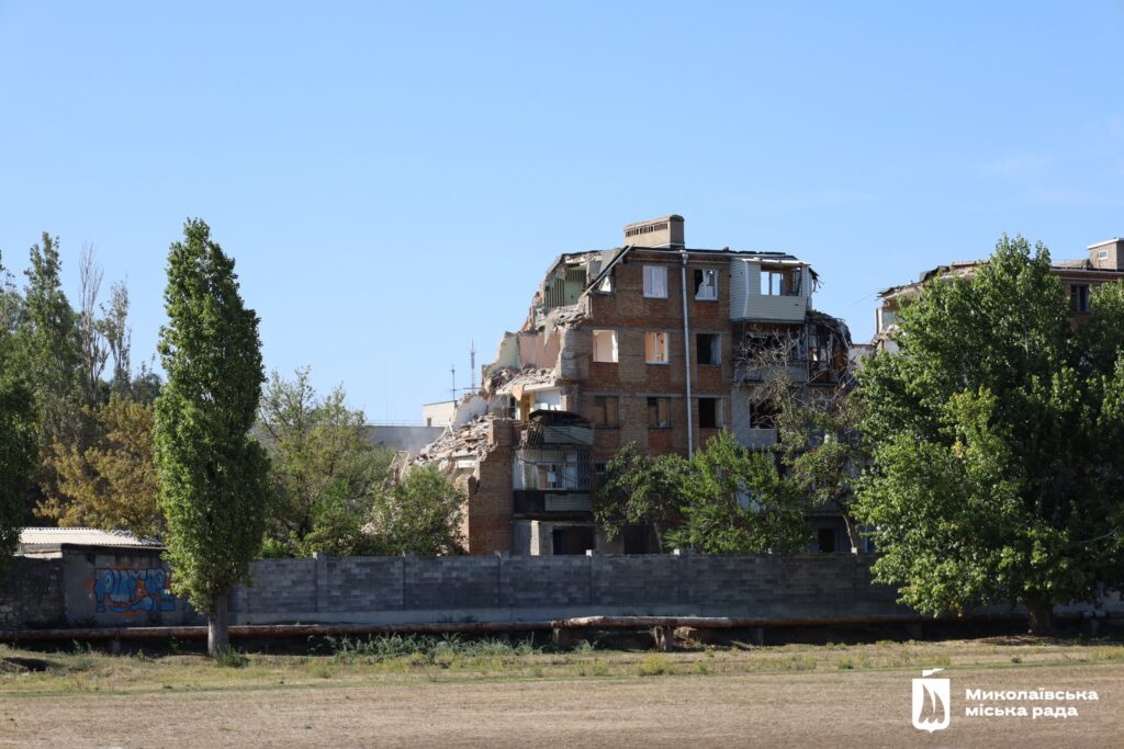 У Миколаєві демонтують зруйнований російською ракетою багатоквартирний будинок (ФОТО) 4