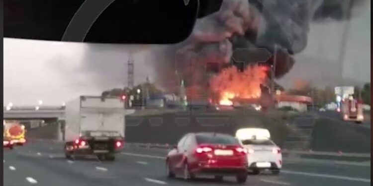 У Москві велика пожежа – перед нею чули “хлопок” (ВІДЕО)