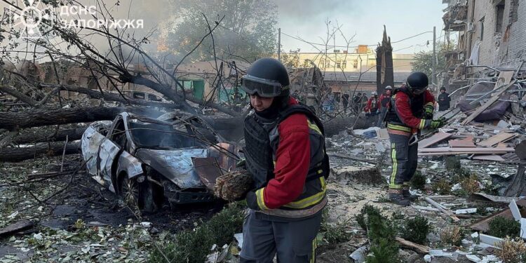 Наслідки російської атаки на Запоріжжя: вже відомо про 4 травмованих, з них один врятований (ФОТО)