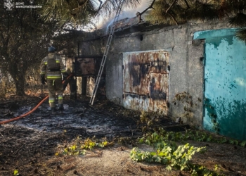 В Очакові горіли одразу три гаражі