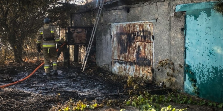 В Очакові горіли одразу три гаражі