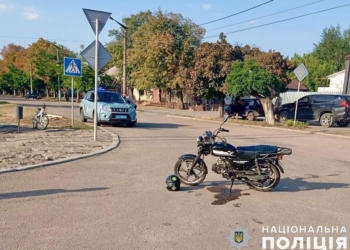 В Арбузинці на Миколаївщині зіткнулись мотоцикл та велосипед – в лікарні опинились 19-річний та 9-річний водії (ФОТО)