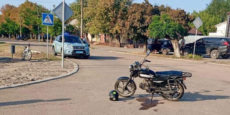 В Арбузинці на Миколаївщині зіткнулись мотоцикл та велосипед – в лікарні опинились 19-річний та 9-річний водії (ФОТО)