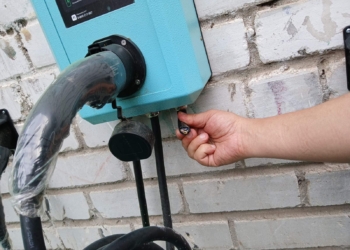 У Миколаєві вандали відрізали кабель на зарядній станції для електрокарів – «Миколаївоблтеплоенерго» шукає свідків (ФОТО)