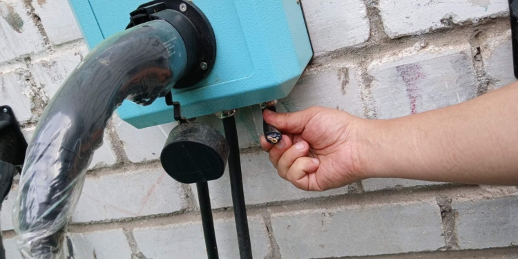 У Миколаєві вандали відрізали кабель на зарядній станції для електрокарів – «Миколаївоблтеплоенерго» шукає свідків (ФОТО)